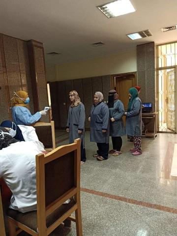 فحص طبي لعمال المدن الجامعية بجامعة المنصورة 