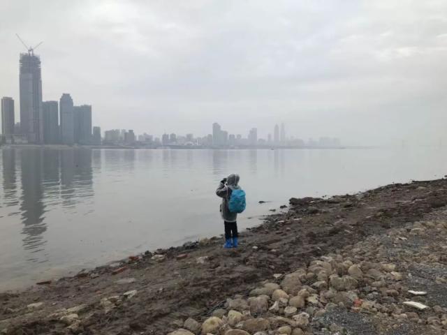 فتاة صينينة عند شاطئ نهر ووهان
