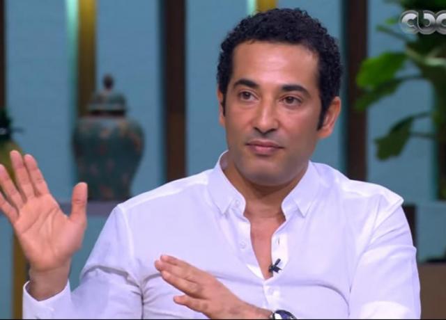 عاجل/ عمرو سعد يتبرع بـ 100 زي وقائي للأطباء ويتحدى صلاح وهنيدي (فيديو)