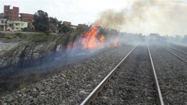 النيابة تنتدب المعمل الجنائي لكشف سبب حريق السكة الحديد بالعياط