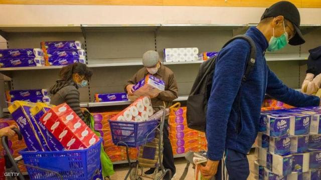 السرقة فى زمن كورونا.. لصين يسرقان زجاجتين من العطور والتخفي فى الكمامة