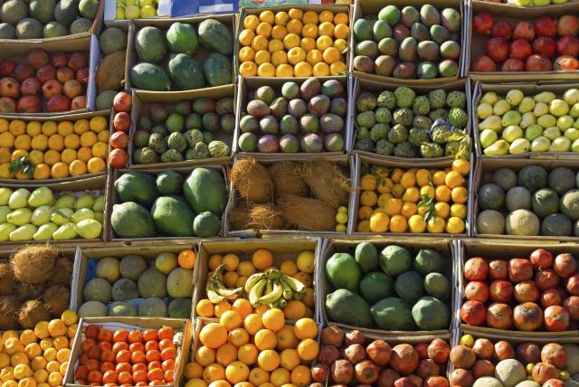 أسعار الخضروات والفاكهة بالأسواق اليوم الثلاثاء 12 مايو 2020.. البسلة بـ4 جنيه واليوسفي بـ3