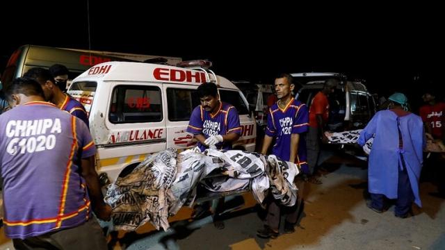 انتشال 98 جثة من حطام الطائرة الباكستانية ونجاة اثنين