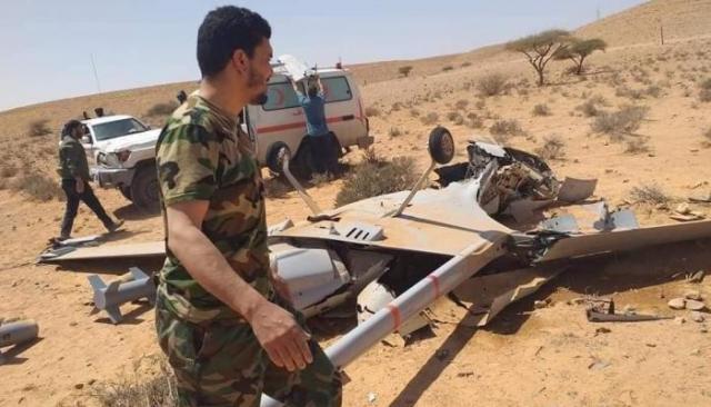 حطام طائرة تركية أسقطها الجيش الليبي