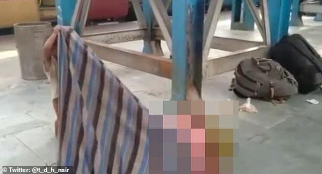 ابن يحاول إيقاظ أمه المتوفية