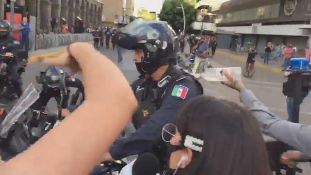 بعد قتل عامل لا يرتدي كمامة.. احتجاجات واسعة ضد الشرطة المكسيكية (فيديو)