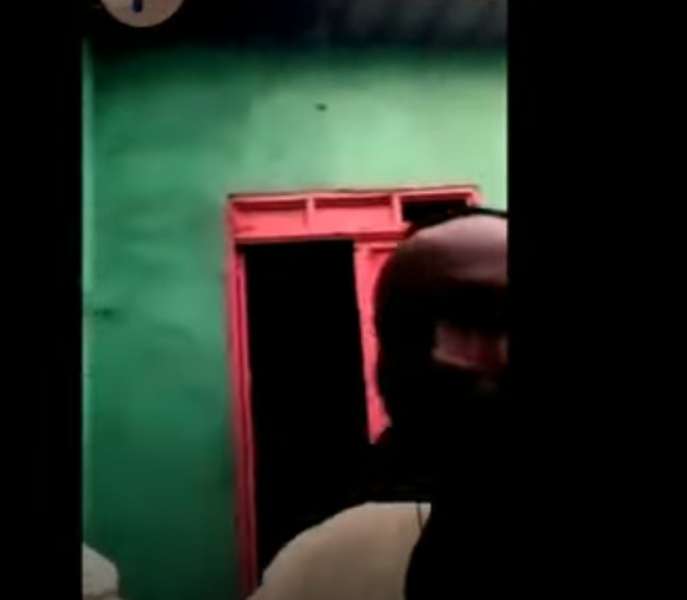 رجل وزوجته يدعيان ظهور الكعبة في منزلهما ويطالبان الناس بالطواف (فيديو)