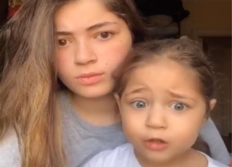 ليلى أحمد زاهر تشعل ”تيك توك” مع شقيقتها الصغرى نور (فيديو)