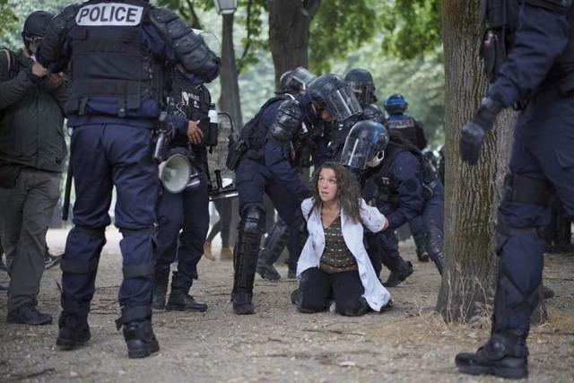 اتهموها بالعنف والازدراء.. اعتقال وحشي لممرضة حاربت كورونا وأصيبت به يهز فرنسا