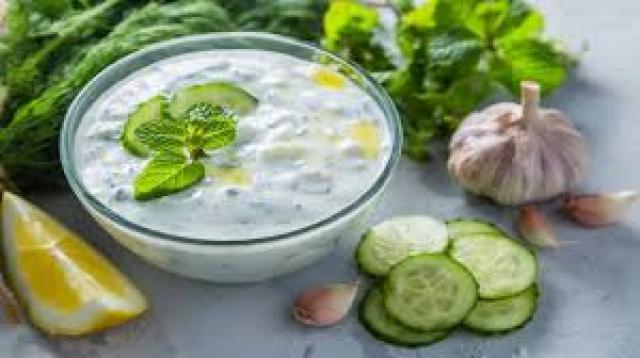 سلطة الزبادي بالشبت