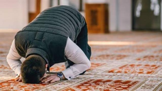 الصلاة في المسجد - ارشيفية