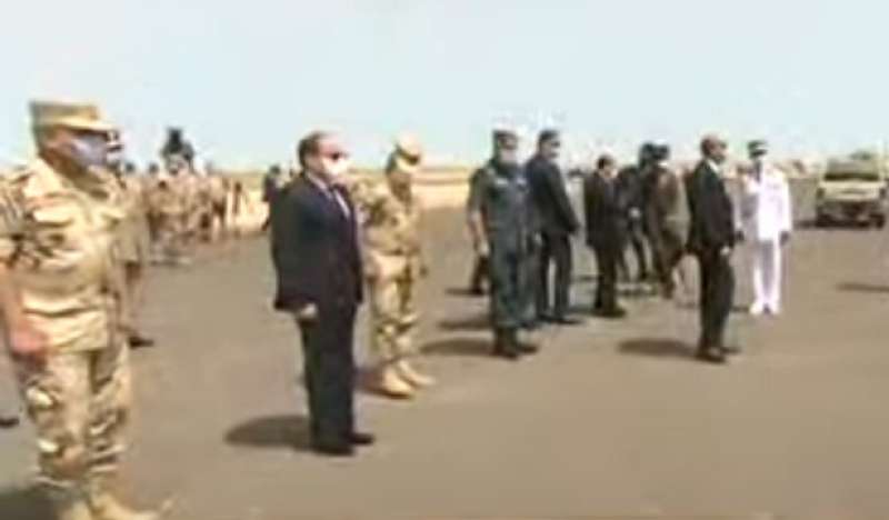عاجل| الرئيس السيسي يتفقد عناصر المنطقة العسكرية الغربية