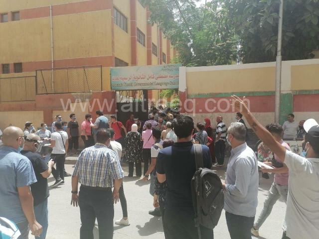 خروج طلاب لجنة مدرسة مصطفى كامل الثانوية