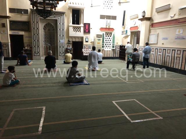 بخطى سريعة وقلوب فرحة.. المواطنون يقبلون على المساجد لأداء الصلاة (صور)