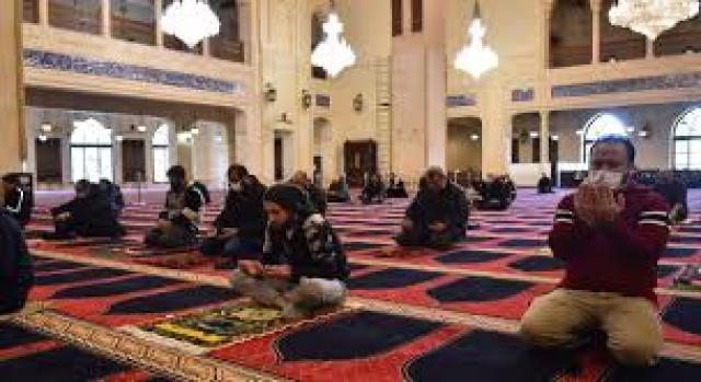 دون صلاتي الفجر والجمعة.. الجزائر تعيد فتح المساجد بعد 5 أشهر من إغلاقها