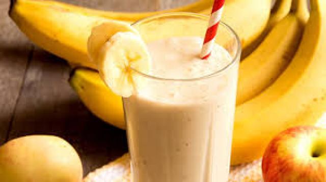 مشروبات طبيعية.. الطريقة الصحيحة لعمل عصير الموز باللبن