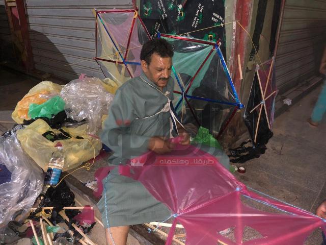 عم عبد الله يصنع الطائرة الورقية
