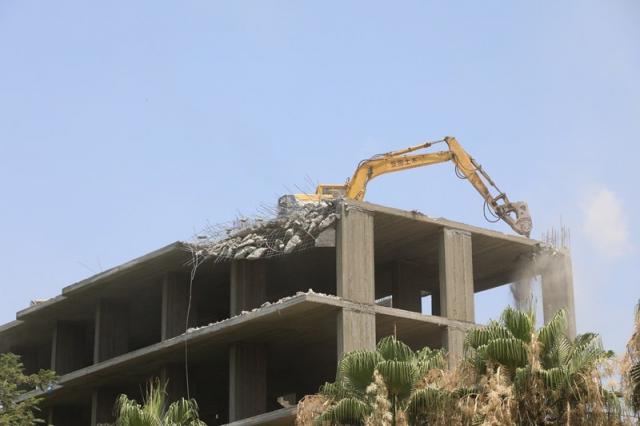 إزالة مبنى خرساني مخالف مكون من 5 أدوار في المنوفية (صور)
