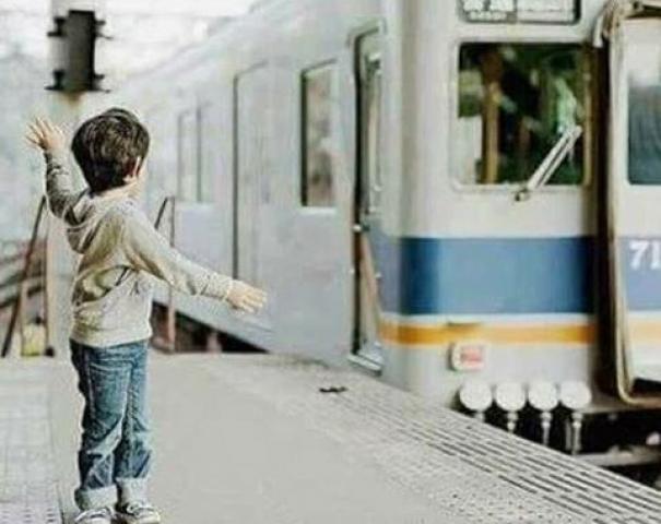 محمد عبد الجليل يكتب: رسالة من طفل معاق تركه والده في القطار: كنت قتلتني وريحتني