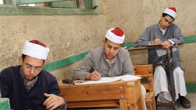 طلاب الثانوية الأزهرية يؤدون امتحان اللغة الأجنبية الأولى