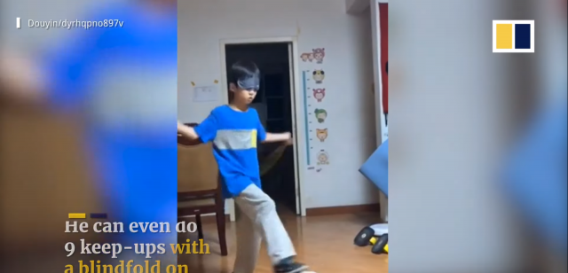 فتى صيني يستعرض مهارات فريدة فى كرة القدم