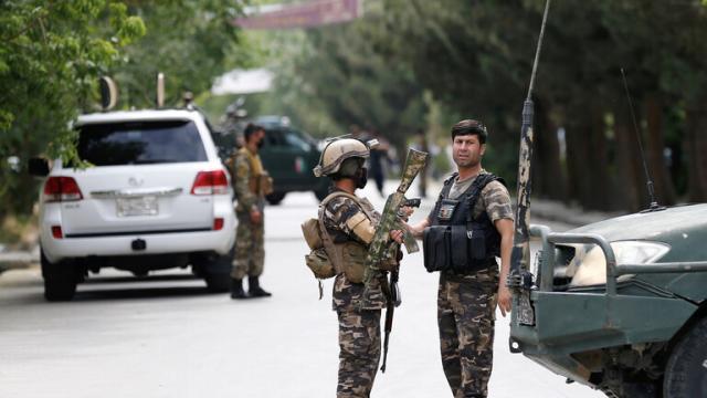 مقتل 10 أشخاص في تفجيرات مدوية بأفغانستان وطالبان تعلن مسؤوليتها