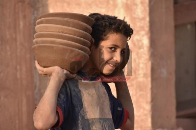 مهنة عمرها آلاف السنين.. أبو هنومة يصنع تحفا فنية من الفخار
