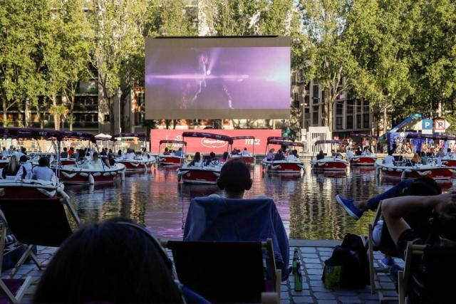 شاشة السينما فوق نهر السين.. باريس تتجمل في عصر كورونا  ”فيديو”