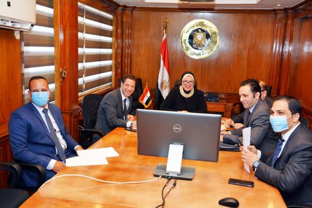 عاجل| وزيرة الصناعة تستعرض مع سفير ألمانيا موقف الاستثمارات الألمانية بالسوق المصري