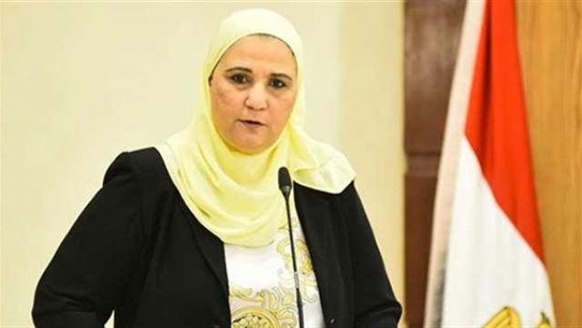 وزيرة التضامن توجه بتقديم الدعم لشاب كفيف يبيع مناديل بمترو الأنفاق وزيرة التضامن توجه بتقديم الدعم لشاب كفيف يبيع مناديل بمترو الأنفاق