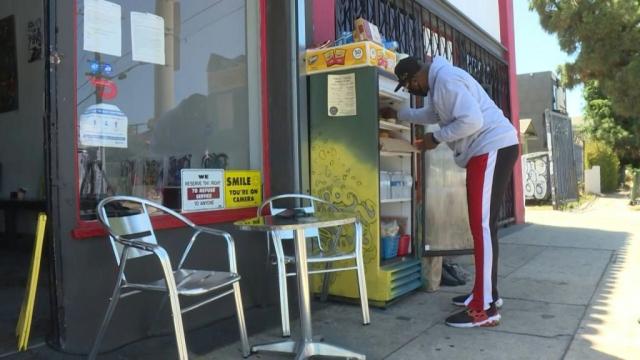 الضمير الأمريكي يستيقظ متأخرًا.. عربات طعام مجاني للمشردين في لوس أنجلوس ”فيديو”