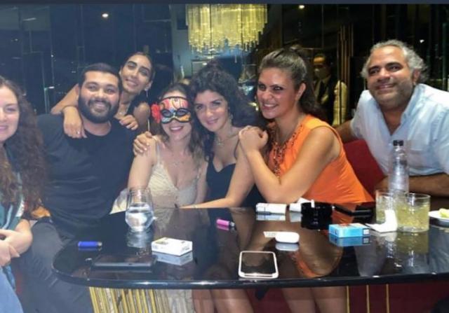 منة شلبي تحتفل بعيد ميلادها مع أصدقائها.. وظهور خاص لغادة عادل وابنتها (صور وفيديو)