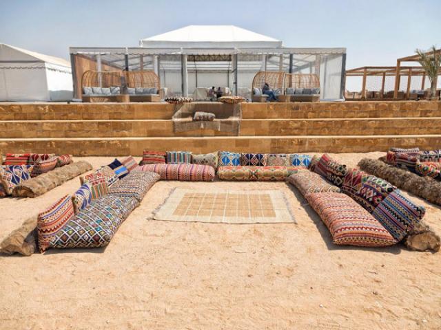 أول مطعم بهضبة الأهرامات