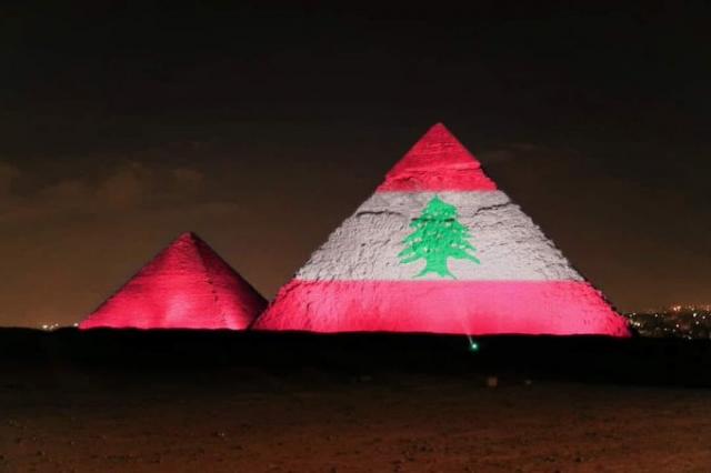 إضاءة الأهرامات بعلم لبنان
