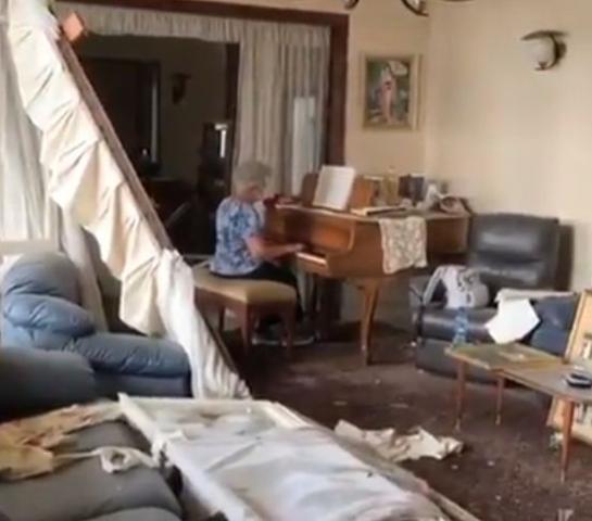 لبنانية تعزف وسط حطام منزلها