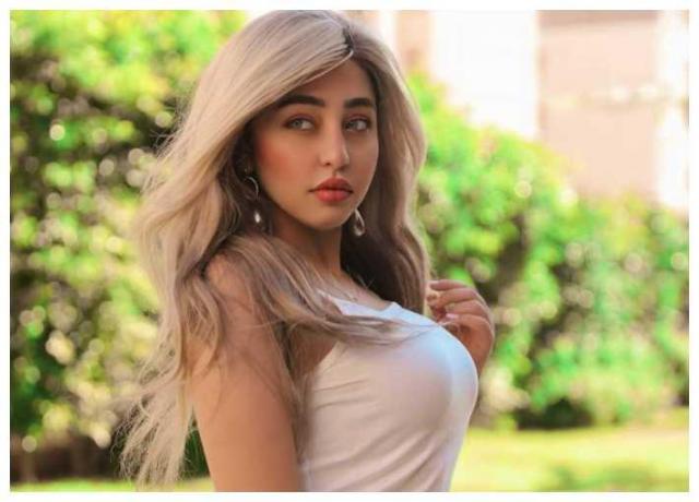 فتاة التيك توك 