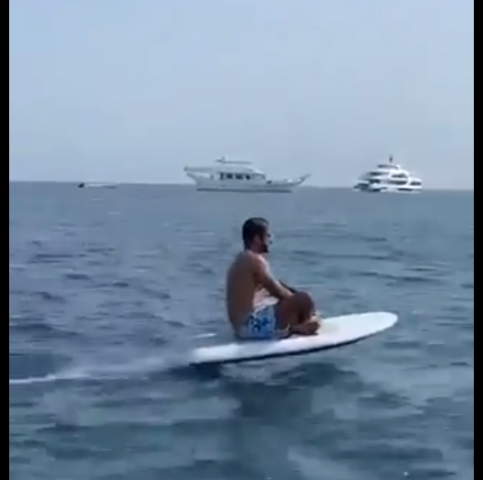 رجل يمارس رياضة اليوجا على الماء