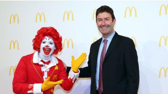 ماكدونالدز تقاضي رئيسها السابق بعد اكتشاف تورطه مع موظفاته في قضايا جنسية