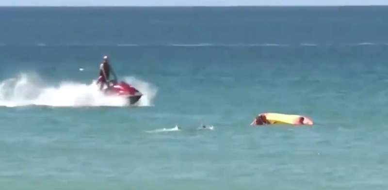 لحظة إنقاذ الرئيس البرتغالي فتاتين من الغرق (فيديو وصور)