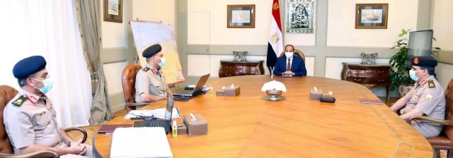 عاجل| السيسي يجتمع مع قائد الجيش الثاني الميداني ورئيس الهيئة الهندسية