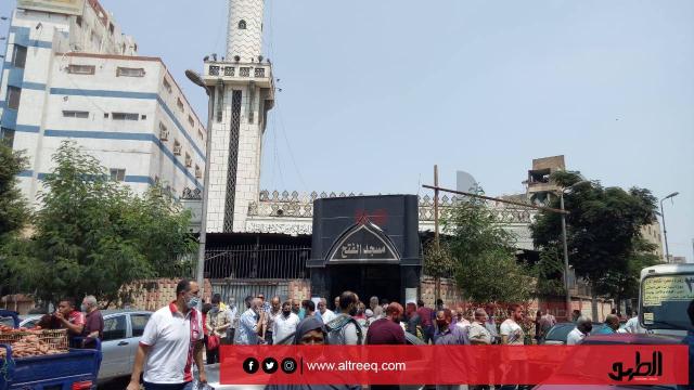 المواطنين يحرصون على أداء صلاة الجمعة بمنطقة الخلفاوي بشبر