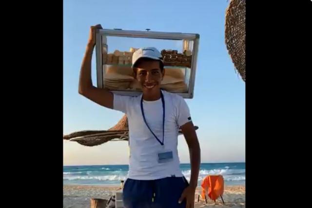 يبيع الفريسكا وينتظر الطب.. حكاية طالب ثانوي متفوق على شواطئ الإسكندرية (فيديو)
