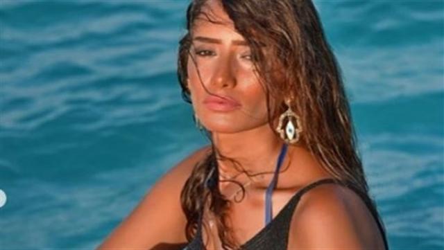 بإطلالة مثيرة.. زينة بـ”هوت شورت” على شاطئ البحر (صور وفيديو)