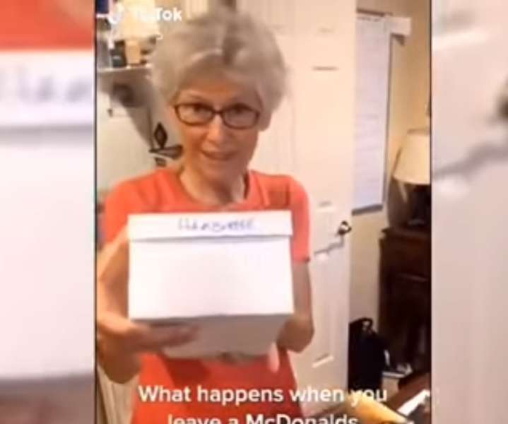 امرأة تحتفظ بوجبة ماكدونالدز 24 عامًا ومفاجئة بانتظارها (فيديو)