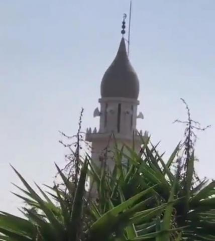 صوت أغنية نوال الزغبي يعلو في أحد المساجد  في لبنان  ..فيديو