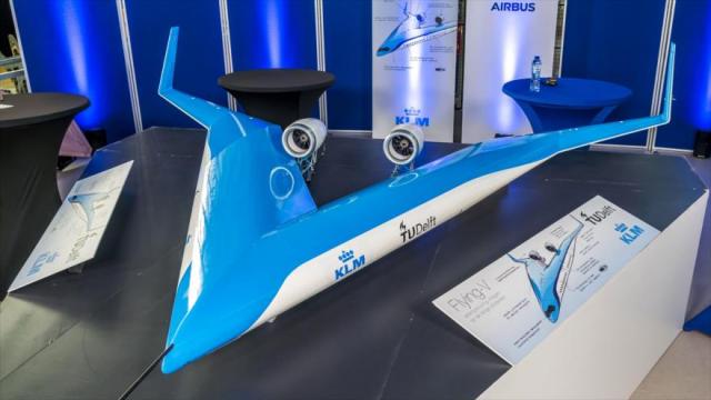 تصميم رائع للطائرة ”V” في أولى تجاربها بألمانيا (فيديو)