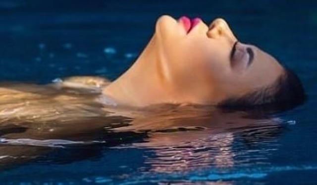 رانيا يوسف تنشر صور مثيرة لها في حمام السباحة.. ومتابعون: ”لا للتحرش” (صور)