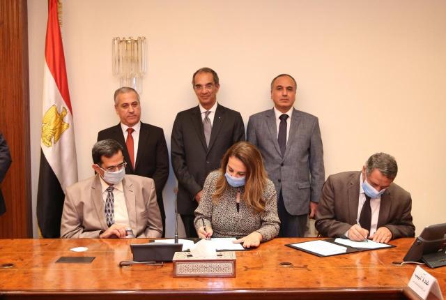 وزير الاتصالات وعبد المحسن سلامة يشهدان توقيع اتفاقية ”رقمنة” أرشيف الأهرام