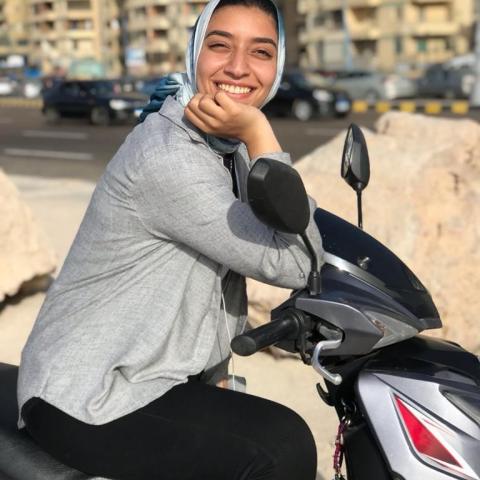 هاجر فتاة التوصيل على الإسكوتر
