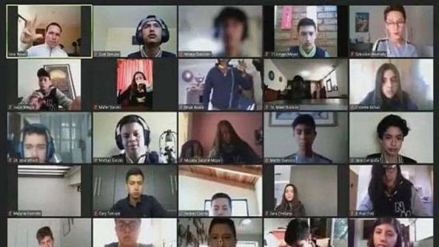 سرقة طالبة ”لايف” وسط ذعر المعلم والطلاب على برنامج زوم (فيديو)